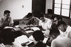 洪家2F查經盛況